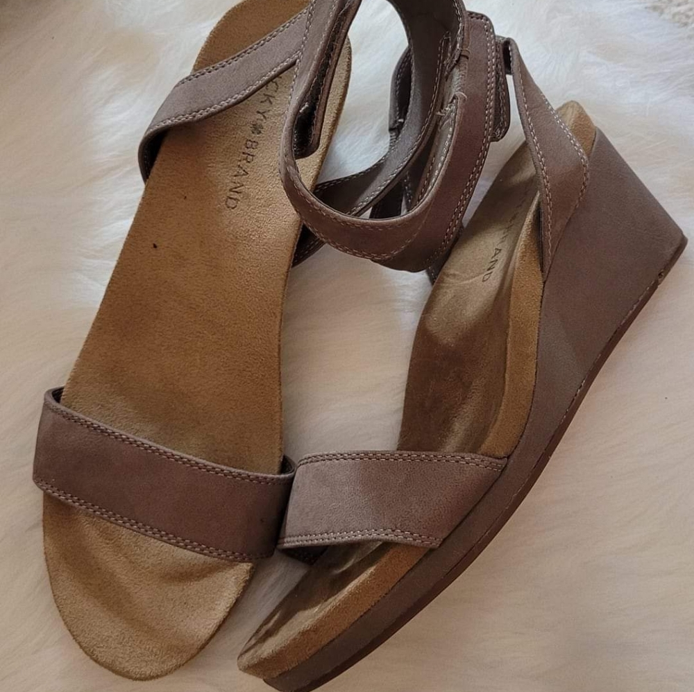 Lucky Strappy Short Wedge